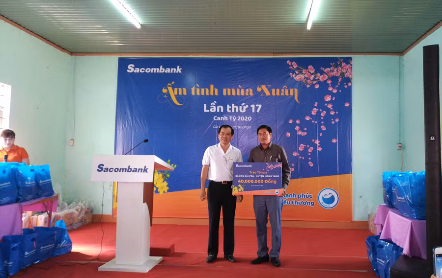 Trong khuôn khổ Chương trình Ấm tình mùa Xuân lần thứ 17, Sacombank trao tặng bà con xã Hra, huyện Mang Yang 100 phần quà, tổng trị giá 40 triệu đồng. Ảnh: Sơn Ca