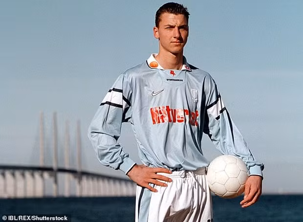 Ibrahimovic ghi bàn đầu tiên là cho Malmö FF vào năm 1999.