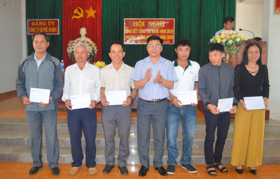 Giám đốc Công ty Trần Chí Kiên trao thưởng cho tập thể, cá nhân đạt năng xuất sản lượng cao trong niên vụ 2019-2020. Ảnh: Đinh Yến