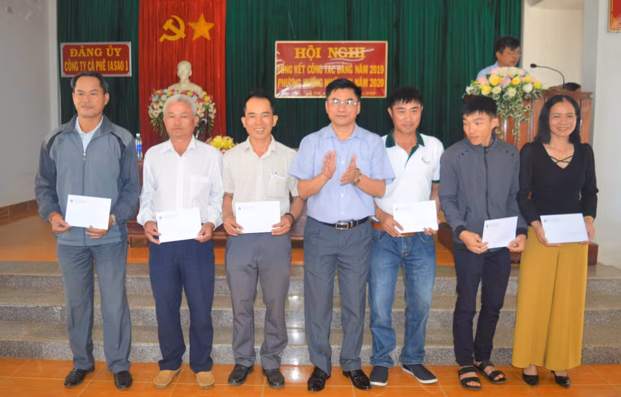 Giám đốc Công ty Trần Chí Kiên trao thưởng cho tập thể, cá nhân đạt năng xuất sản lượng cao trong niên vụ 2019-2020. Ảnh: Đinh Yến