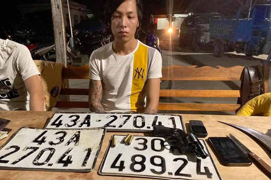 Đối tượng Đức cùng tang vật bị thu giữ. Ảnh: Văn Ngọc