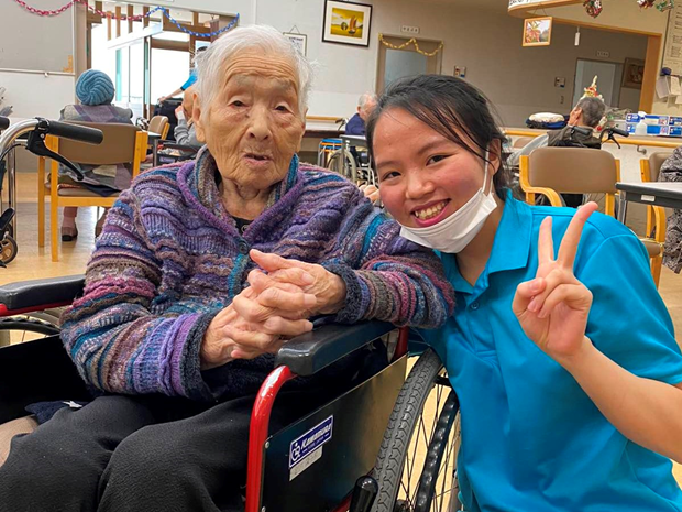 Điều dưỡng Việt Nam làm việc chăm sóc người già tại Nhật Bản. (Ảnh: PV/Vietnam+) Điều dưỡng Việt Nam làm việc chăm sóc người già tại Nhật Bản. (Ảnh: PV/Vietnam+)