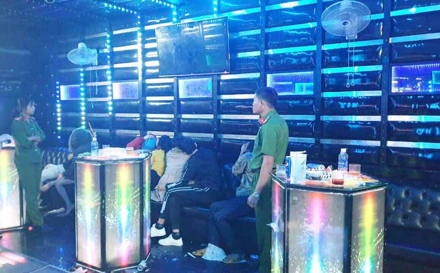 6 đối tượng đã dương tính với ma túy tại quán karaoke Gold. Ảnh: Văn Ngọc 