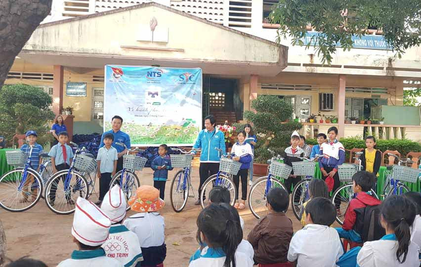 Tặng 20 chiếc xe đạp cho học sinh khó khăn trên địa bàn huyện chư Pưh. Ảnh: Anh Thư