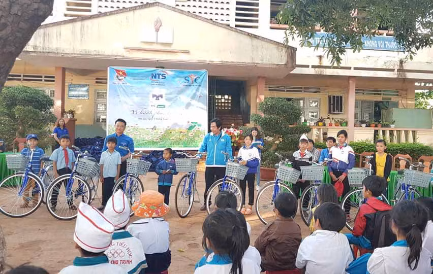 Tặng 20 chiếc xe đạp cho học sinh khó khăn trên địa bàn huyện chư Pưh. Ảnh: Anh Thư