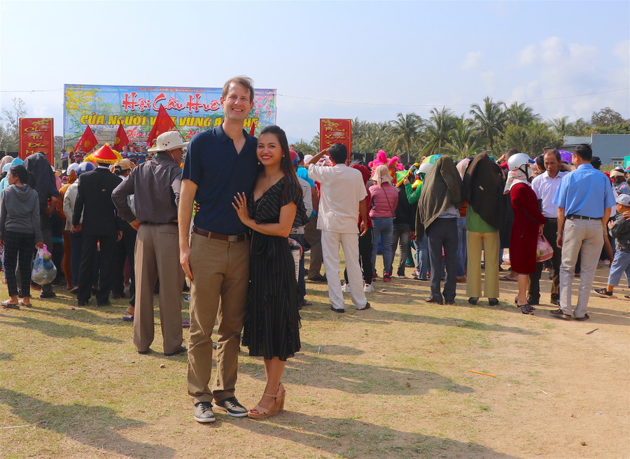 Vợ chồng anh Malcolm David Prouty chụp ảnh lưu niệm tại lễ hội. Ảnh: Ngọc Minh