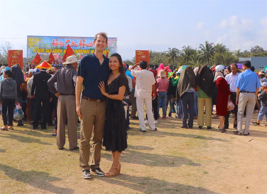 Vợ chồng anh Malcolm David Prouty chụp ảnh lưu niệm tại lễ hội. Ảnh: Ngọc Minh