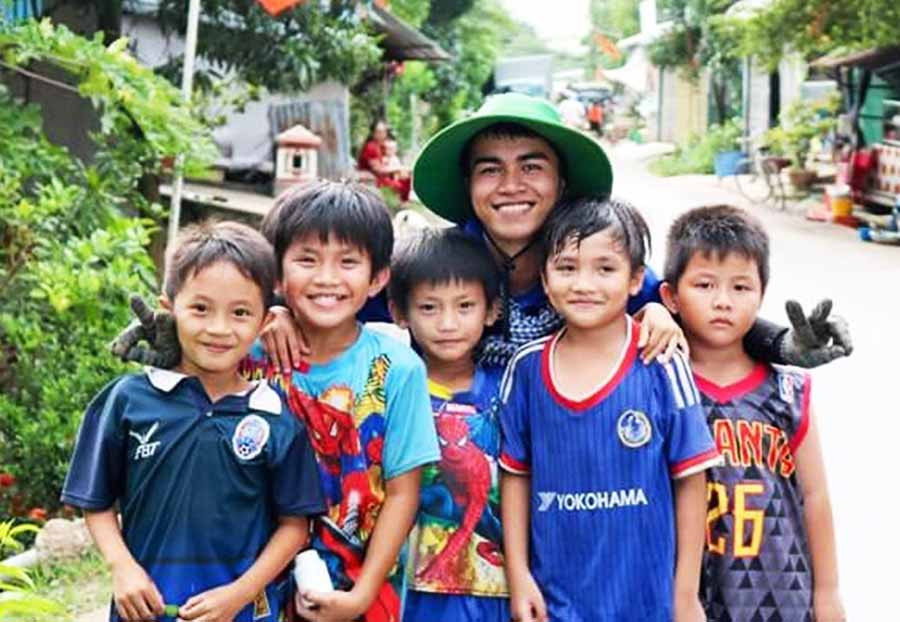  Kpă Khó chụp ảnh cùng các em nhỏ trong chiến dịch mùa hè xanh (Ảnh do nhân vật cung cấp).