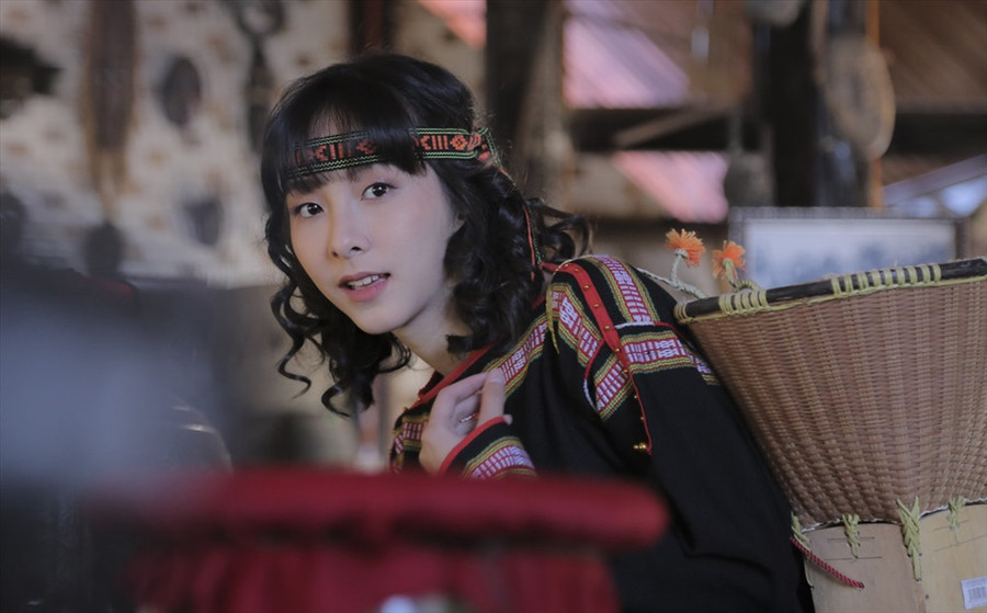 Ít ai biết, địa điểm mà Hồng Nhung tìm đến chính là khu du lịch Buôn Ako Dhong ở TP. Buôn Ma Thuột vừa được tỉnh Đắk Lắk chọn làm điểm du lịch cộng đồng có quy mô nhất trên tỉnh. Nơi đây hiện vẫn còn bảo tồn những ngôi nhà sàn cổ, những bộ sưu tầm ché cổ hay cả những trang phục thổ cẩm truyền thống của người Ê Đê.