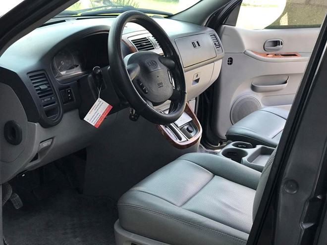 Khu vực lái không quá lạc hậu, thiết kế cứng cáp đúng chất xe gia đình