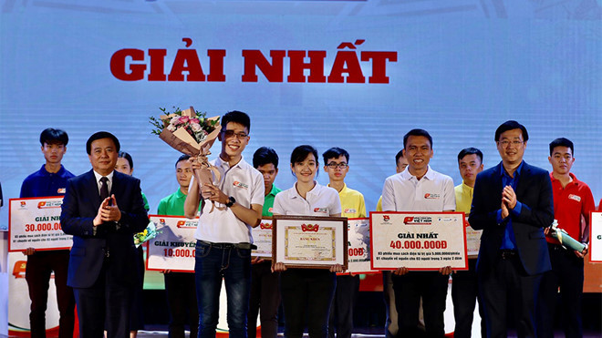 Ông Nguyễn Xuân Thắng, Bí thư T.Ư Đảng, Chủ tịch Hội đồng Lý luận T.Ư, Giám đốc Học viện Chính trị quốc gia Hồ Chí Minh, và anh Lê Quốc Phong trao giải cho những thí sinh đoạt giải nhất cuộc thi - Ảnh: Ngọc Thắng