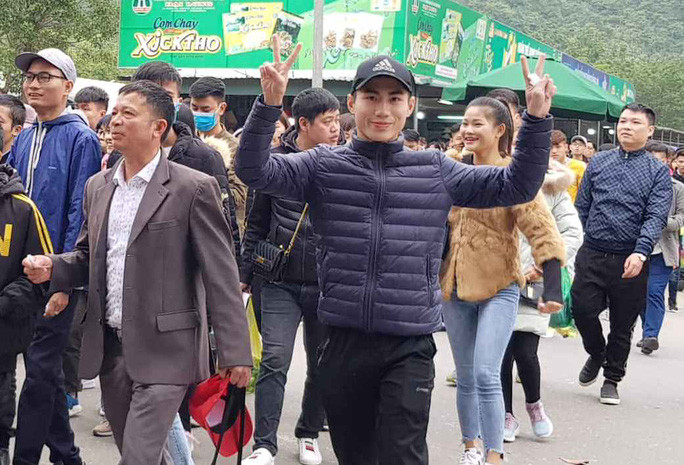 Du khách vui vẻ đi du xuân.