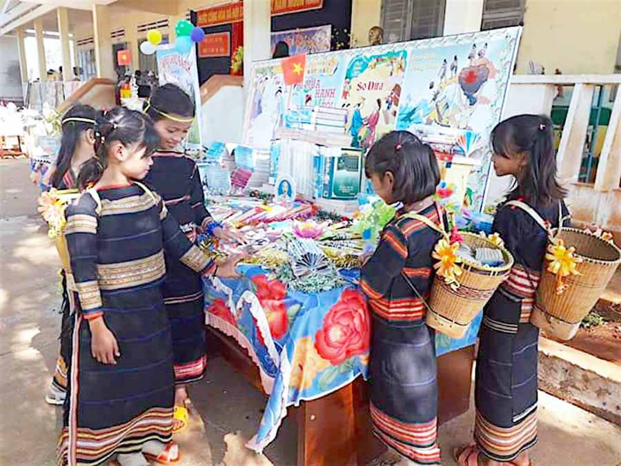 Các trường học tăng cường tổ chức các hoạt động ngoại khóa để thu hút học sinh đến lớp. Ảnh: Mộc Trà