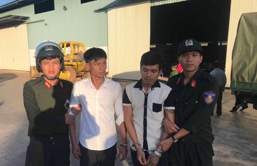 2 đối tượng Toản và Hoàng bị bắt giữ khi đang chở thuốc lá lậu về cất giấu. Ảnh: Văn Ngọc 