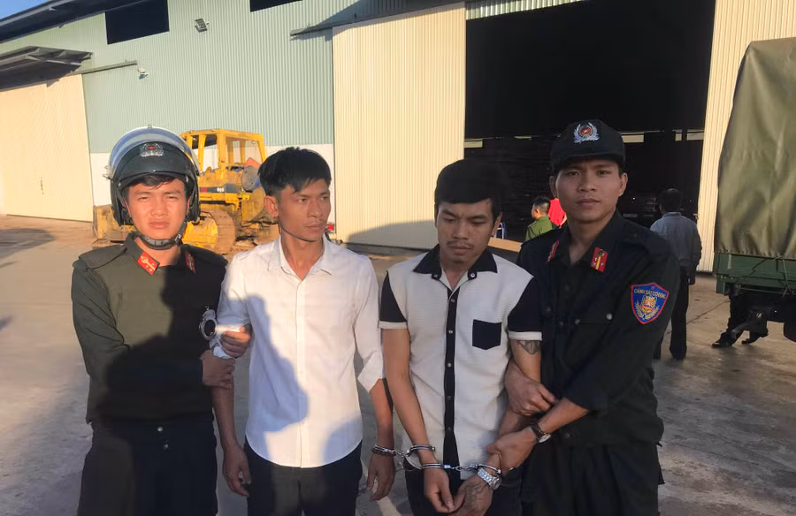 2 đối tượng Toản và Hoàng bị bắt giữ khi đang chở thuốc lá lậu về cất giấu. Ảnh: Văn Ngọc 