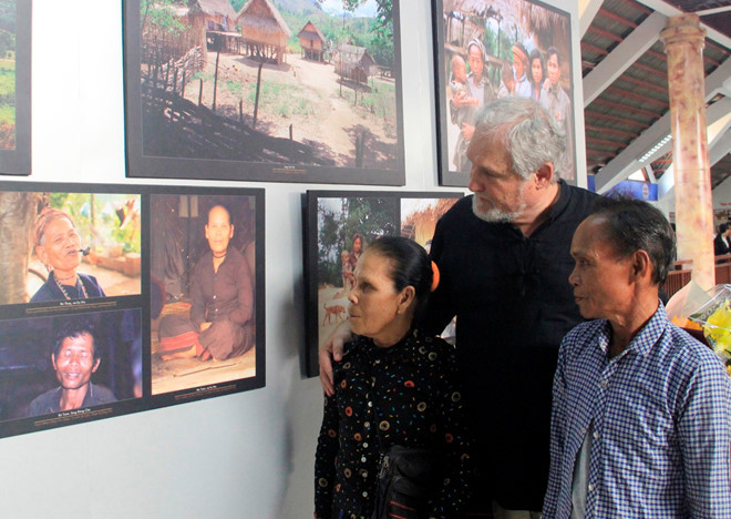 Vargyas Gábor cùng những người trong gia đình pỉ Toan tại buổi triển lãm ở Khe Sanh tháng 3.2019 - Ảnh: Thanh Lộc