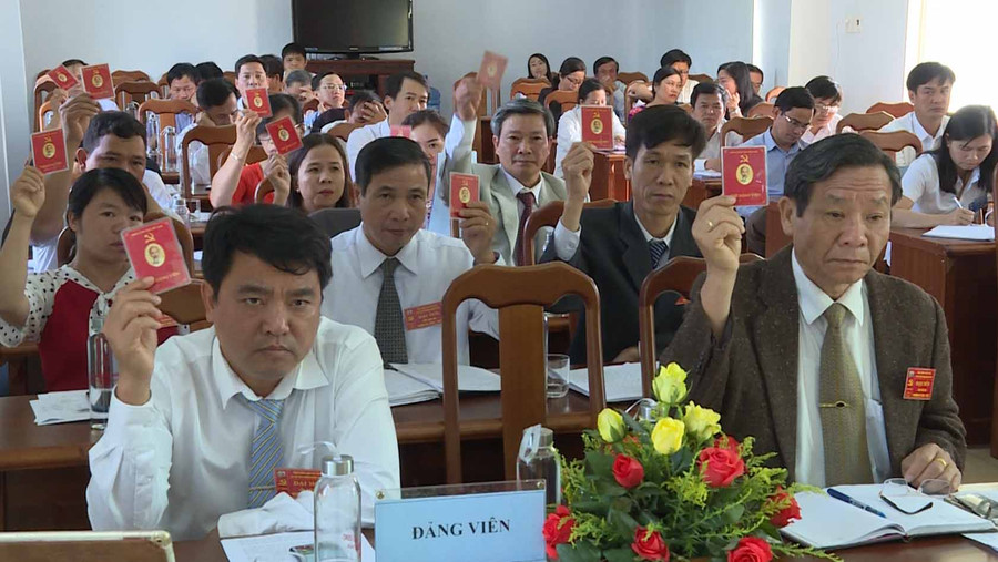 Đảng viên biểu quyết thông qua các chỉ tiêu nhiệm kỳ 2020-2025. Ảnh: Hà Phương Đảng viên biểu quyết thông qua các chỉ tiêu nhiệm kỳ 2020-2025. Ảnh: Hà Phương