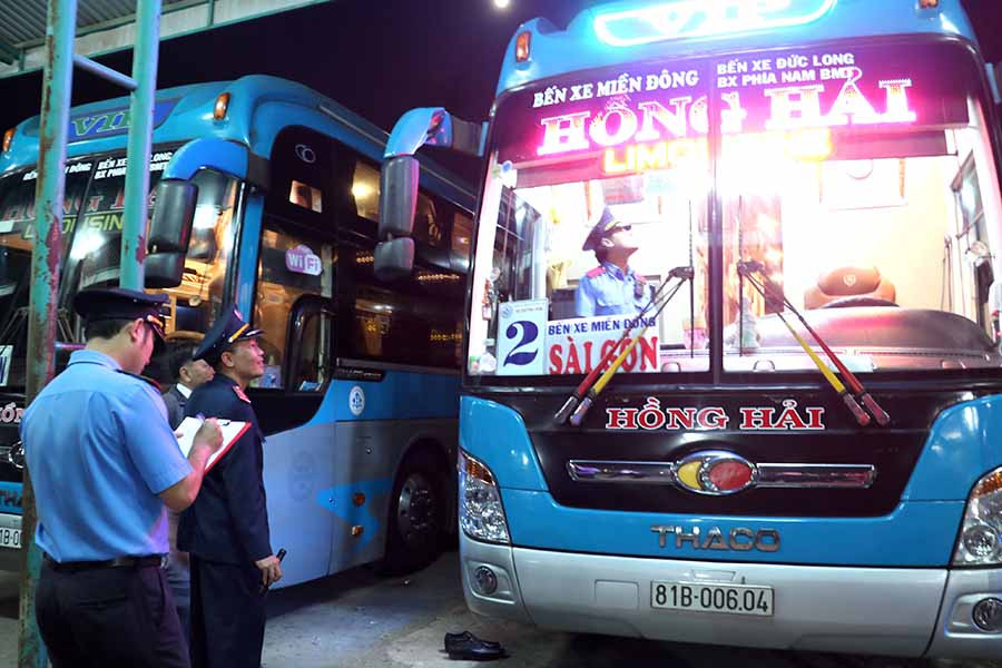 Lực lượng Thanh tra Giao thông kiểm tra điều kiện người lái, phương tiện của Công ty TNHH Vận tải Hồng Hải. Ảnh: L.H