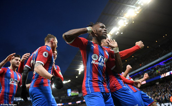 Các cầu thủ Crystal Palace ăn mửng sau khi gỡ hòa 2-2 ở cuối trận - Ảnh: GETTY IMAGES
