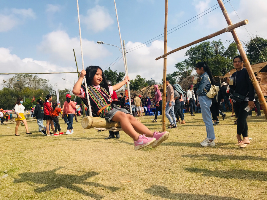 Du khách thích thú trải nghiệm trò chơi dân gian. Ảnh: Hồng Thi Du khách thích thú trải nghiệm trò chơi dân gian. Ảnh: Hồng Thi