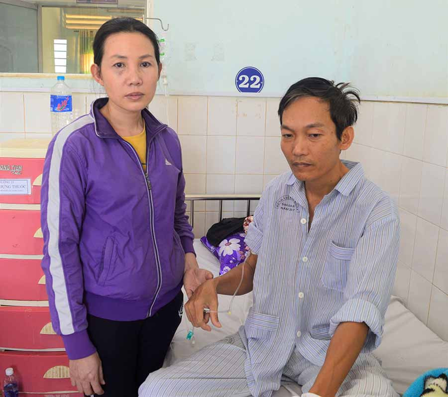  Chị Hiền và anh Tự ở Bệnh viện Đa khoa tỉnh. Ảnh: Đ.Y