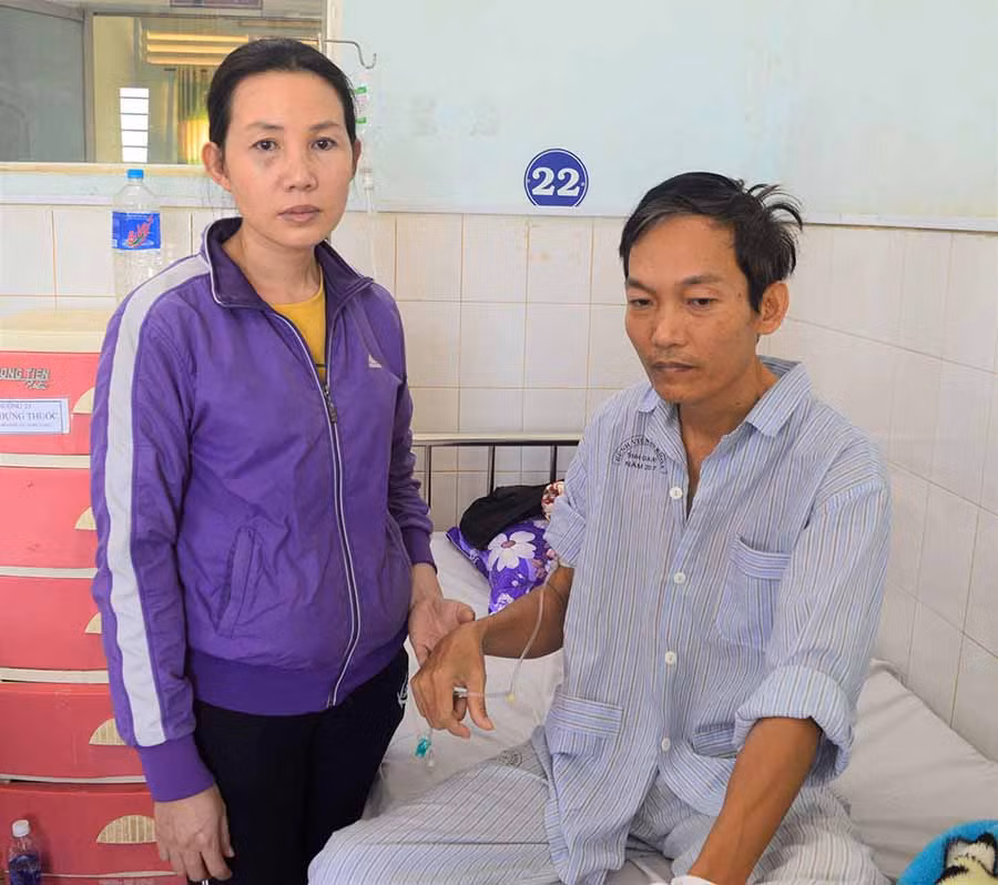  Chị Hiền và anh Tự ở Bệnh viện Đa khoa tỉnh. Ảnh: Đ.Y