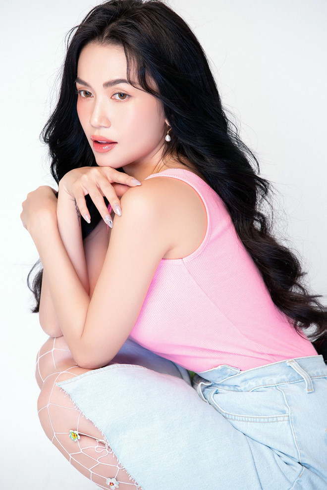  Với bộ trang phục hồng - xanh lam nhạt, lựa chọn này của Sĩ Thanh mang lại sự gợi cảm hơn nhờ chiếc áo ôm sát cơ thể và váy jeans ngắn vạt chéo, vừa kín đáo cũng vừa đủ 