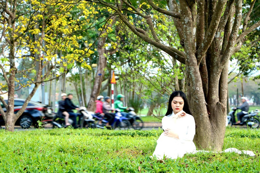 Đặc biệt, nhiều bạn trẻ trong trang phục áo dài truyền thống có cả ê kip nhiếp ảnh chuyên nghiệp đi theo để chụp ảnh. Ảnh: PĐ. Đặc biệt, nhiều bạn trẻ trong trang phục áo dài truyền thống có cả ê kip nhiếp ảnh chuyên nghiệp đi theo để chụp ảnh. Ảnh: PĐ.