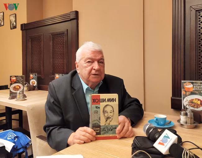  Tiến sĩ Evgeny Kobelev cầm trên tay cuốn sách 