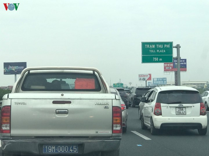 Phó Thủ tướng Trương Hòa Bình yêu cầu ngành GTVT chỉ đạo doanh nghiệp BOT xả trạm khi xảy ra ùn tắc giao thông kéo dài và xử nghiêm trường hợp cố tình vi phạm. Phó Thủ tướng Trương Hòa Bình yêu cầu ngành GTVT chỉ đạo doanh nghiệp BOT xả trạm khi xảy ra ùn tắc giao thông kéo dài và xử nghiêm trường hợp cố tình vi phạm.