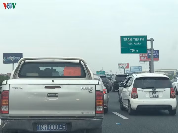 Phó Thủ tướng Trương Hòa Bình yêu cầu ngành GTVT chỉ đạo doanh nghiệp BOT xả trạm khi xảy ra ùn tắc giao thông kéo dài và xử nghiêm trường hợp cố tình vi phạm.