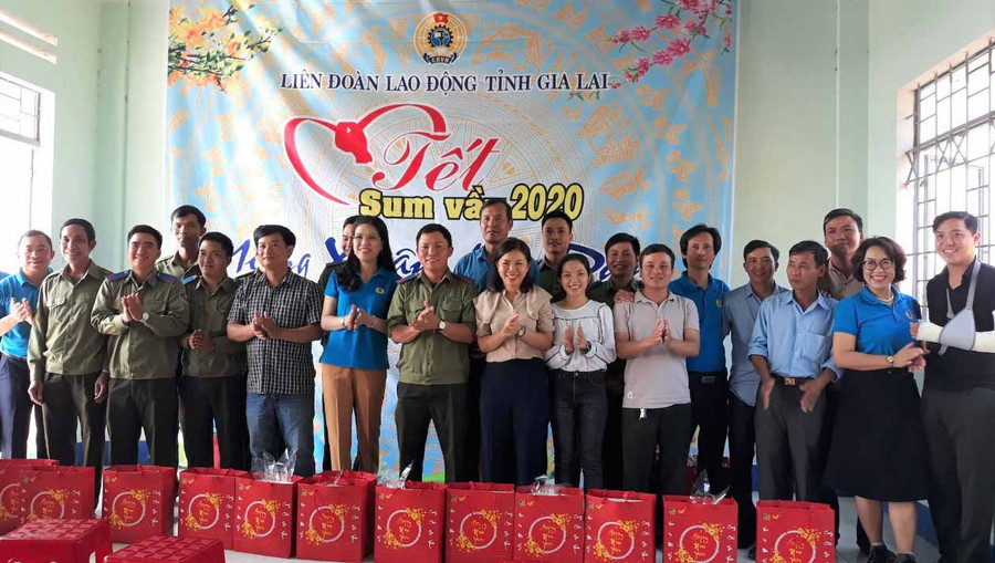 Liên đoàn Lao động tỉnh tặng quà cho đoàn viên, người lao động Ban Quản lý rừng phòng hộ Ia Puch, huyện Chư Prông. Ảnh: Đinh Yến