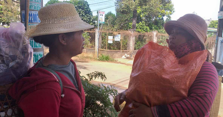 Chị Thanh (bên trái) vui mừng vì được cho một bịch quần áo. Ảnh: Anh Huy 	Chị Thanh (bên trái) vui mừng vì được cho một bịch quần áo. Ảnh: Anh Huy