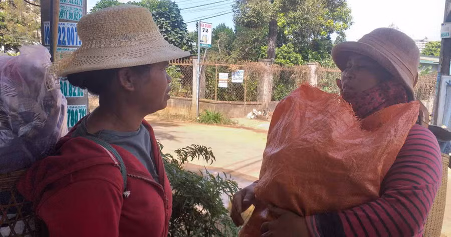 Chị Thanh (bên trái) vui mừng vì được cho một bịch quần áo. Ảnh: Anh Huy Chị Thanh (bên trái) vui mừng vì được cho một bịch quần áo. Ảnh: Anh Huy