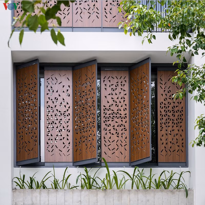 Điểm gây chú ý duy nhất là những cánh cửa gỗ màu nâu trổ những hình tam giác đầy ngẫu hứng