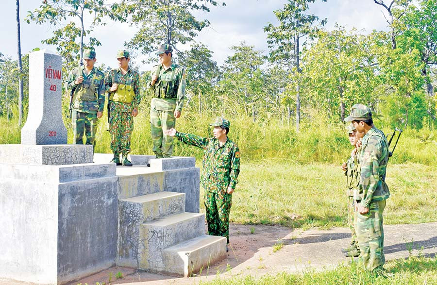 Cán bộ, chiến sĩ Đồn Biên phòng Ia Lốp kiểm tra cột mốc 40. Ảnh: D.L Cán bộ, chiến sĩ Đồn Biên phòng Ia Lốp kiểm tra cột mốc 40. Ảnh: D.L