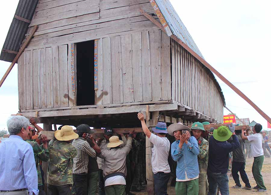 Người dân làng Pông (xã Chư A Thai, huyện Phú Thiện) chung tay di dời, sắp xếp lại làng- Ảnh Hồng Thi