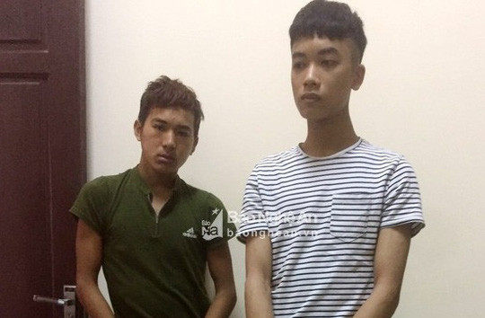  Nguyễn Xuân Ngọc (bên phải) và Hoàng Trung tại cơ quan công an - Ảnh: Báo Nghệ An