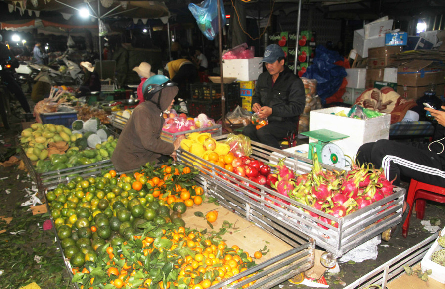 Người dân tất bật bán mua chuẩn bị cho ngày Tết . Ảnh: Lê Văn Ngọc 