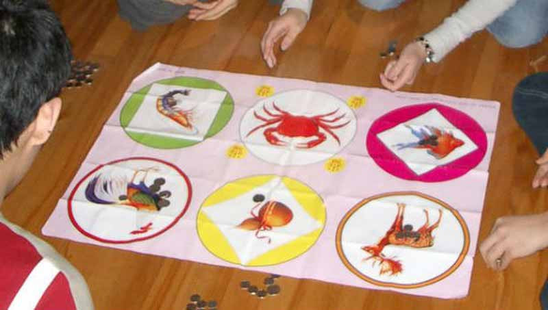 5 đối tượng đang đánh bầu cua thì bị bắt quả tang. Ảnh minh họa