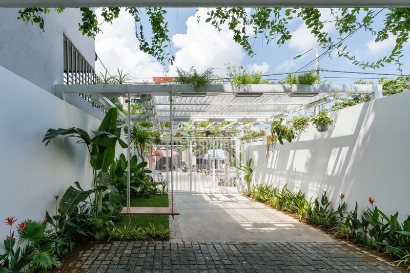 Lối vào lắp đặt hệ thống giàn che để tránh nắng.