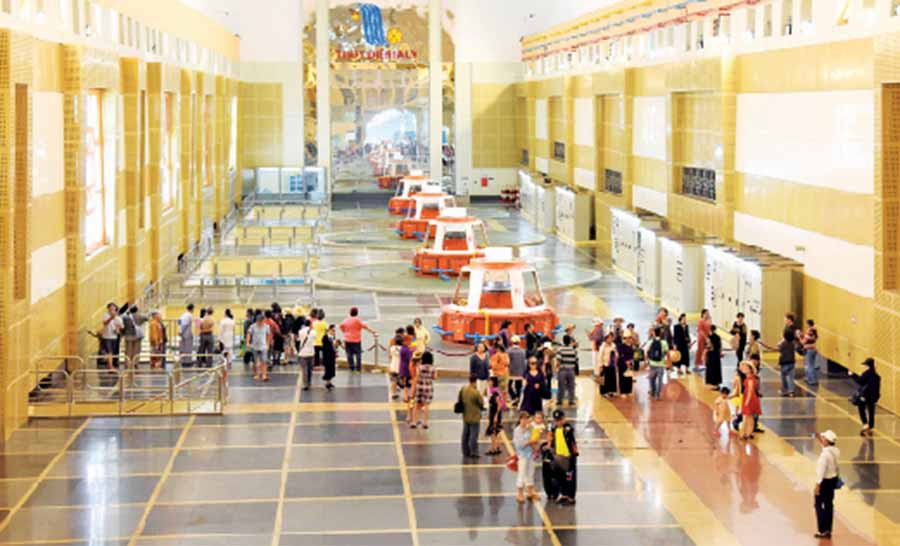 Du khách tham quan gian máy ngầm Thủy điện Ia Ly.