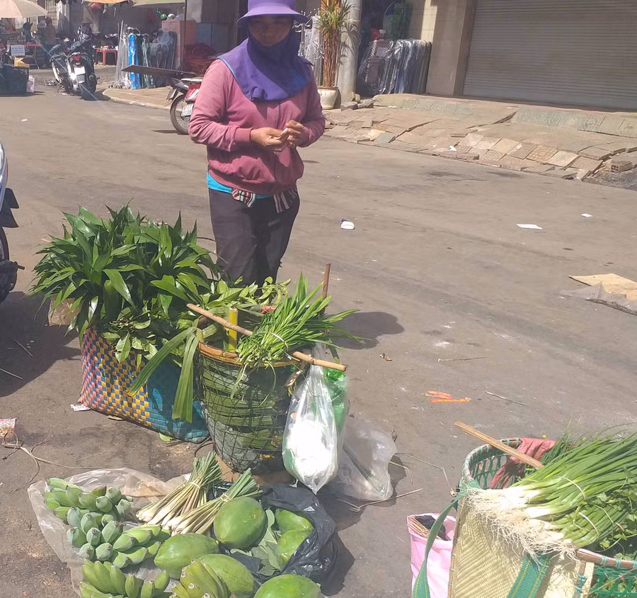 Chị HNgam, làng Jek mang đặc sản của nhà bán ở chợ Tết. Ảnh: Đinh Yến