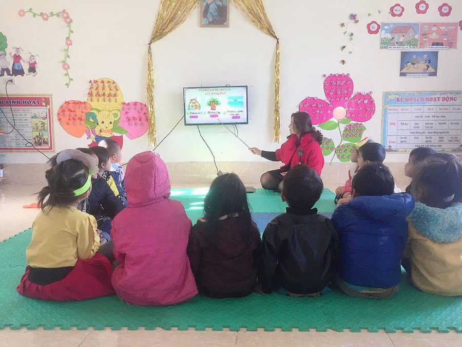 Chiếc tivi do quỹ tặng được trang bị trong lớp học để giúp các em học sinh vùng cao tiếp cận với công nghệ. Ảnh: NVCC Chiếc tivi do quỹ tặng được trang bị trong lớp học để giúp các em học sinh vùng cao tiếp cận với công nghệ. Ảnh: NVCC