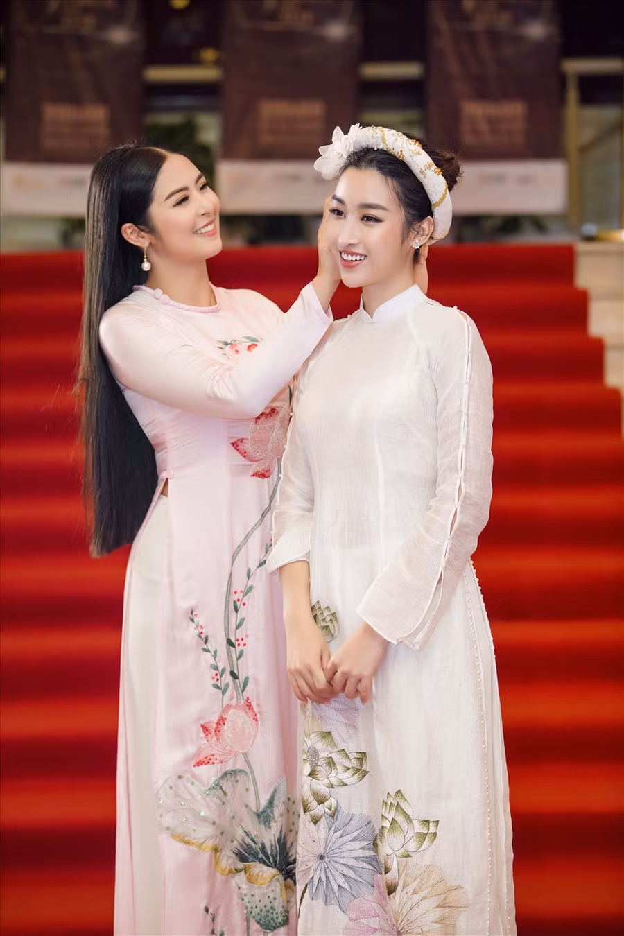 Mặc dù cách nhau 3 nhiệm kỳ nhưng tình cảm giữa 2 người đẹp lại vô cùng khăng khít. Cả hai còn xem nhau như bạn bè thân thiết khi một thời đi đâu cũng có nhau và luôn trở thành tâm điểm mỗi khi cùng xuất hiện. Ảnh: Như Hoàn.