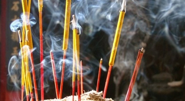 Mỗi dịp cuối năm các gia đình thường thực hiện việc rút tỉa chân nhang.  Mỗi dịp cuối năm các gia đình thường thực hiện việc rút tỉa chân nhang.