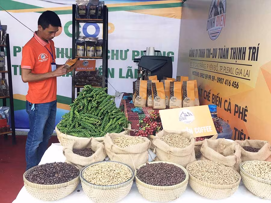  Các sản phẩm nông sản được trưng bày tại hội chợ triển lãm OCOP tỉnh lần thứ I-2019. Ảnh: V.T 