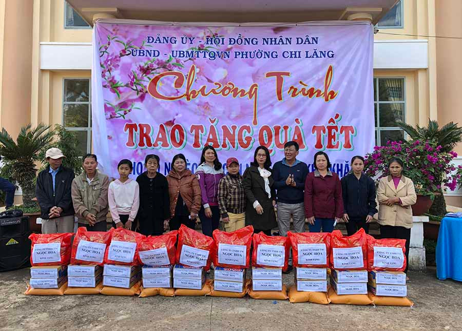 Các nhà hảo tâm tặng quà cho người nghèo. Ảnh: T.N Các nhà hảo tâm tặng quà cho người nghèo. Ảnh: T.N