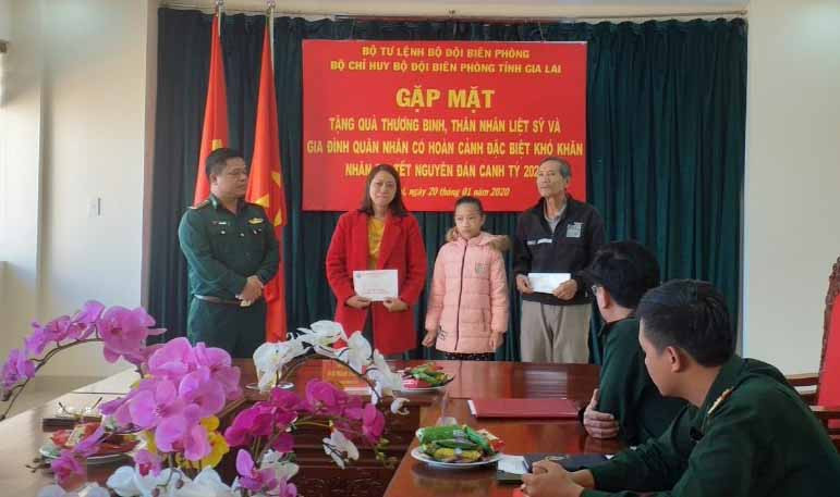 Trao sổ tiết kiệm cho thân nhân Đại úy Lê Hồng Quang. Ảnh: Anh Huy