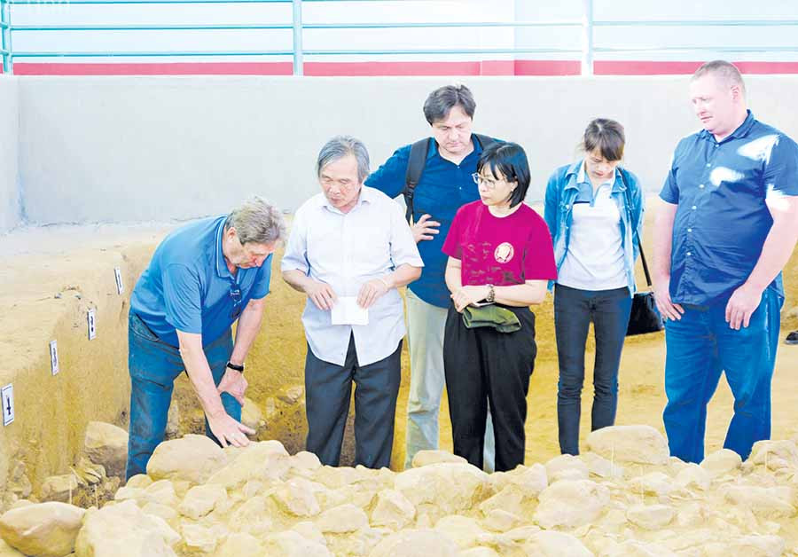  Bí thư Thị ủy An Khê Nguyễn Thị Thanh Lịch (thứ 2 từ phải sang) cùng đoàn chuyên gia, nhà khoa học kiểm tra hố khai quật Rộc Tưng 4 (xã Xuân An, thị xã An Khê). Ảnh: A.P